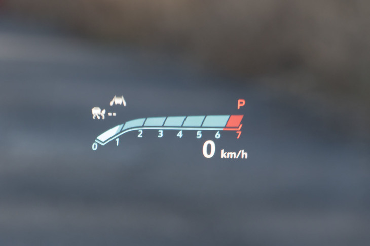 「プラチナム」「スポーツ」には、8インチのマルチインフォメーションディスプレイやヘッドアップディスプレイも装備される。