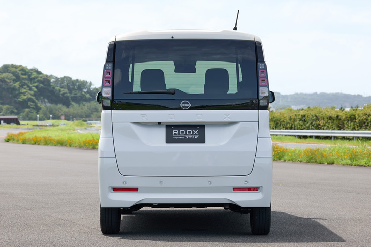 “かどまる四角”をキーワードとしたデザインモチーフを、ヘッドランプやリアコンビランプのほか、インテリアにも採用。遮音ガラスや2層の遮音シート、高機能吸収材、ドア下部シーリングなどを用いて静粛性を追求したのも新型「ルークス」の特徴だ。