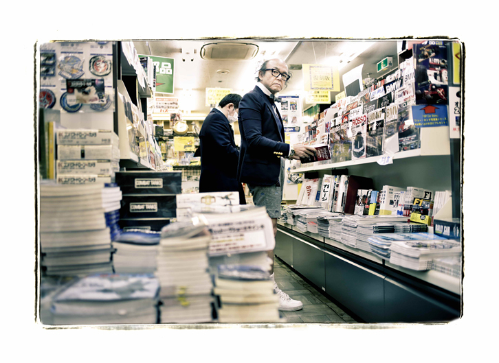 元『NAVI』編集長、現『GQ JAPAN』編集長の鈴木正文さんへのロングインタビューを掲載。「紙のメディアにも必ずルネサンスはある。初心に返り、生き残るためにはデジタル・メディアを活用すること」