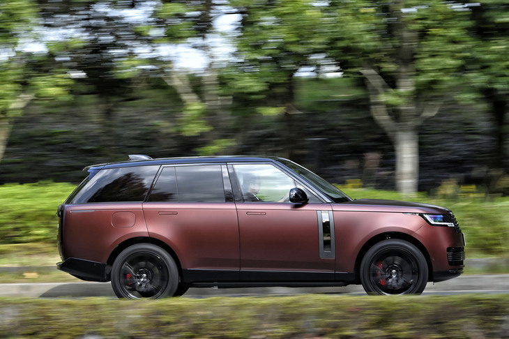 電動パワートレインの搭載を念頭において開発されたプラットフォーム「MLA-Flex（flexible Modular Longitudinal Architecture）」を採用。ボディー剛性は従来モデルより50％高められたという。