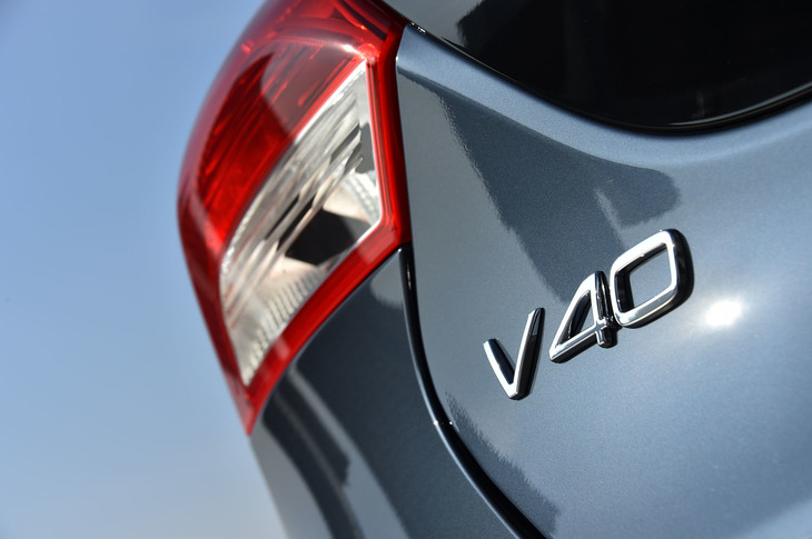 ボディーカラーは、試乗車（写真）のデニムブルーを含む全6色が用意される。