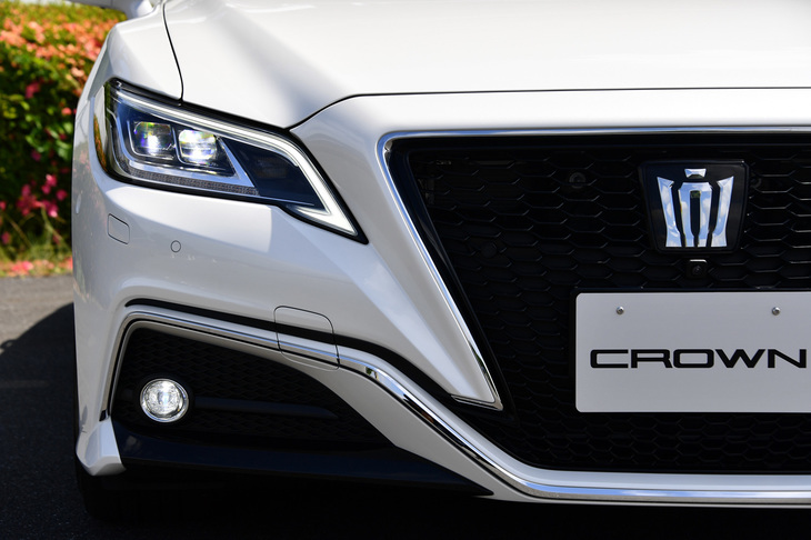 スポーティーな意匠が特徴の「RS」系のグレードでは、フォグランプベゼルの下のバンパー部分が、写真の通りブラックアウトされている。（写真＝田村 弥）