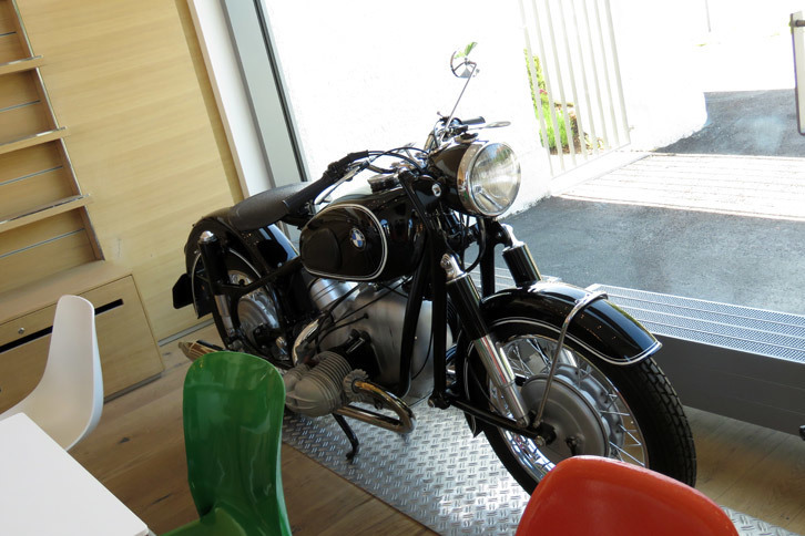 そんなカフェの片隅に古いバイクを発見。1955年に登場した「R69」である（展示車は1959年式）。いかにも鋳造製といったクランクケースの形状がシブくてカッコいい。