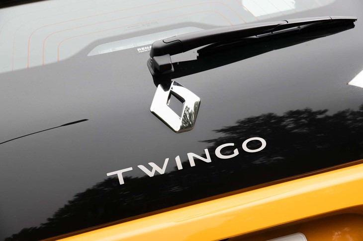 テールゲートのオープナーはナンバープレートの上からリアワイパーの支点部分に移された。