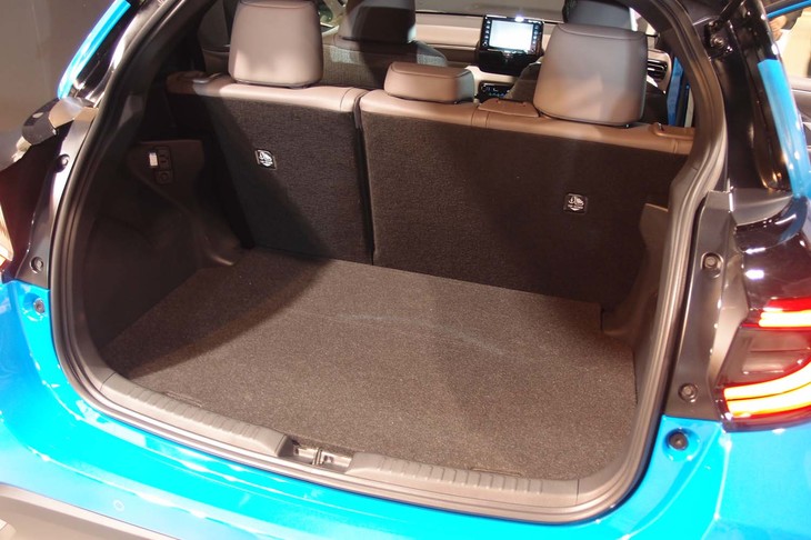 
	5人乗車時のラゲッジスペース。後席は60：40の分割可倒式。
	