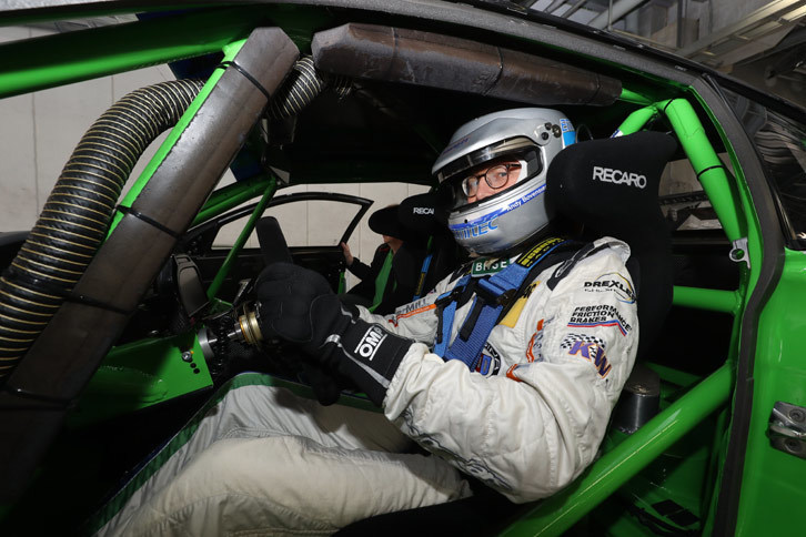 「BMW ALPINA B6 GT3 Red Bull」のコックピットにおさまるボーフェンジーペン社長。