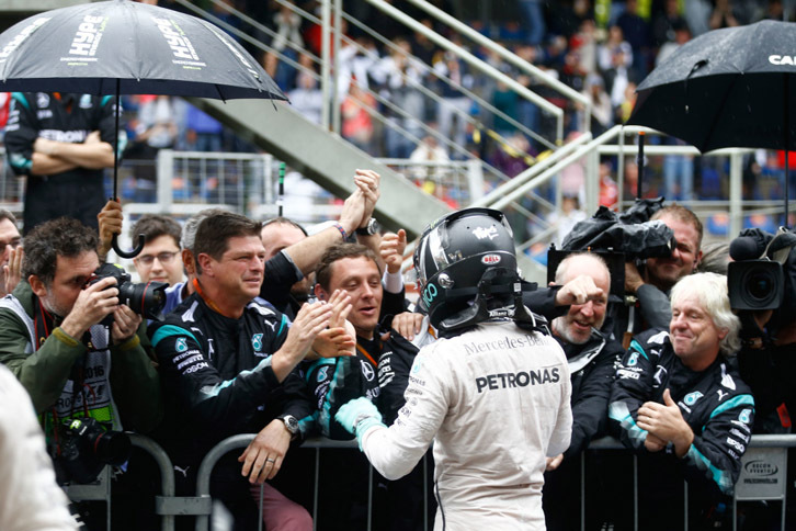 過去2年のブラジルGPウィナー、ロズベルグは、ハミルトンに次ぐ2位でゴール。何が起きてもおかしくない雨のレースで、タイトル獲得に必要かつ十分なポジションでゴールできたのだから及第点に値する。しかしフェルスタッペンに抜かれたり、ハーフスピンを喫したりと、途中ヒヤッとする場面もあった。2週間後の最終戦アブダビGPで初のタイトル獲得に挑戦する。（Photo=Mercedes）