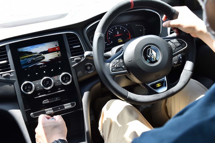 マイナーチェンジを機に、「メガーヌR.S.トロフィー」のMTモデルには、ATモデルと同様にローンチコントロール機能が搭載された。写真は、筆者がその効果を確かめているシーン。