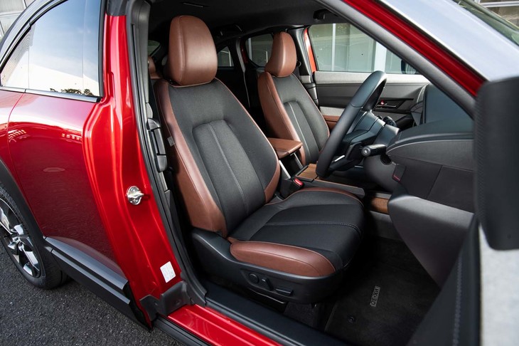 「ハイエストセット」のシート表皮はブラックのクロス×ブラウンの合皮の「インダストリアルブラック」（写真）、またはグレーのクロス×ホワイトの合皮の「モダンコンフィデンス」からチョイスできる。