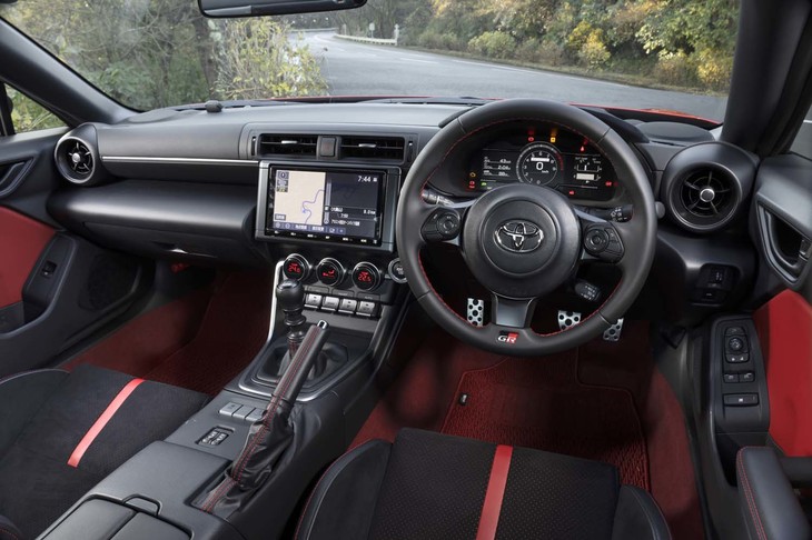 ブラック×レッドのインテリアカラーは「RZ」専用。シートだけでなくドアトリムなどにもスエード調素材が使われる。