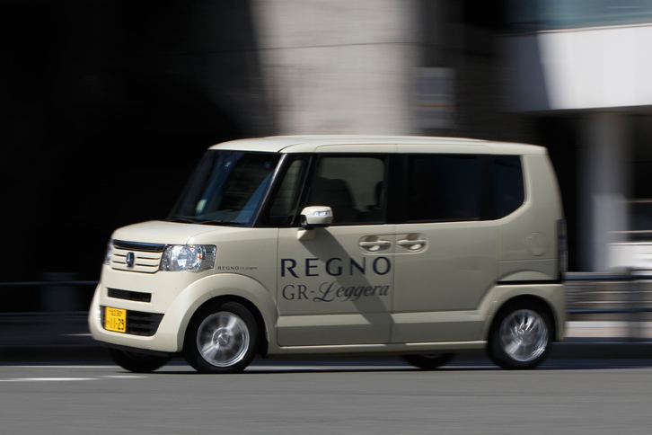 シリーズ合計で17万2614台が販売され、2015年度（2015年4月～2016年3月）における軽自動車の販売台数1位に輝いた「ホンダN-BOX」。登録車を含めても、「トヨタ・アクア」に次ぐ2位の実績となっている。