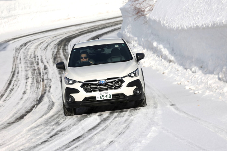 青森・酸ヶ湯に続くワインディングロードを行く「クロストレック プレミアムS：HEV EX」。スバルのストロングハイブリッドは、状況に応じてエンジンとモーターを効率よく使い分けるシリーズ・パラレル方式のハイブリッドシステムで、トヨタの「THS」をベースに開発された。