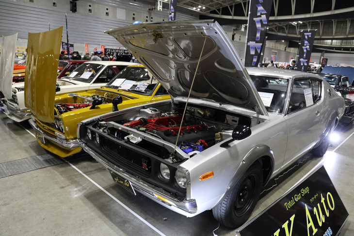 “本物GT-R”とうたってS20型エンジン搭載の“ハコスカ”や“ケンメリ”の「日産スカイライン2000GT-R」（PGC10、KPGC10、KPGC110）を並べたワイケーオート。価格はもちろん（？）応談である。