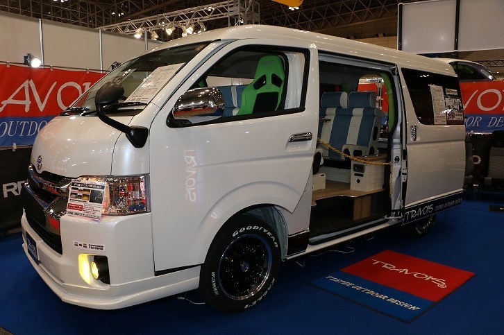 ティピーアウトドアデザインの「トラボイ ナチュラルデザインシリーズ」。爽やかなツートンインテリアに加え、外観はリップスポイラーを追加。カスタムカーも得意とする同社なので、外観はややワイルドに仕上げてある。