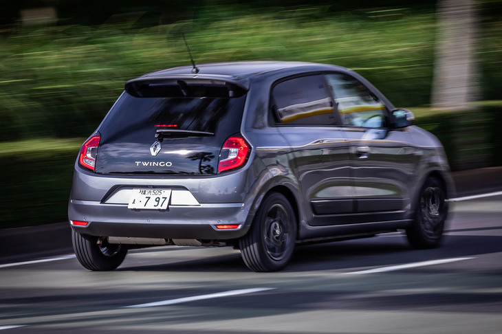 今回試乗した車両のボディーカラーは「グリリュネールM」と呼ばれる新色（4万1000円の有償色）。これを含め「トゥインゴS」の外板色は全5種類から選択できる。