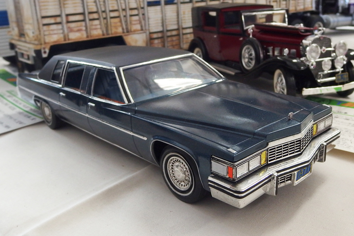 1977年「キャデラック・フリートウッド リムジン」。米国ジョーハン製1/25「キャデラック・クーペ ドヴィル」、すなわち同じ顔を持つ2ドアクーペのキットを2台使って製作。製作方法は往年のアメリカの模型雑誌に掲載されていた記事に倣ったという。