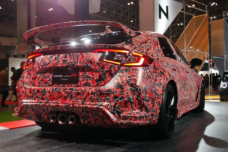 大きなリアウイングが目を引く、新型「シビック タイプR」のリアまわり。エンジンは4気筒だが、リアには3本のエキゾーストパイプが並ぶ。