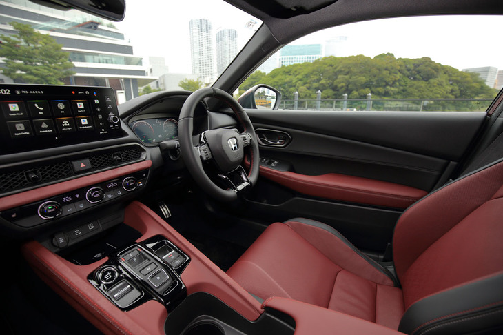 Dシェイプデザインのステアリングホイールには、レッドのステッチが施されている。運転席／助手席は「ボルドー×ブラック」のコンビシートで、「本革×プライムスムース」の表皮が採用される。