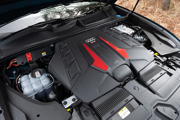 フォルクスワーゲングループの高性能モデルに広く採用される4リッターV8ツインターボエンジン。「アウディRS Q8」のものは、600PSの最高出力と800N・mの最大トルクを発生する。