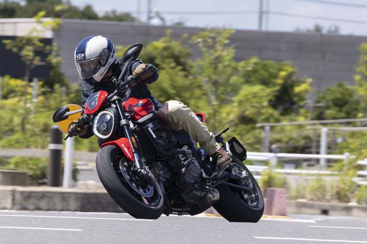 快適性の向上も新型のトピック。シート高とペダルの位置が下がり、ハンドルがライダーに近づいたことで、アップライトで楽なライディングポジションがとれるようになった。