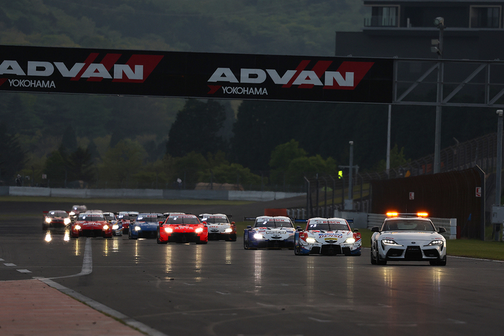 最終的にレースは62周で、セーフティーが先導するなか終了した。