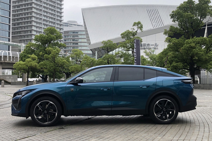 「EMP2」プラットフォームが用いられた「408」のボディーサイズは全長×全幅×全高＝4700×1850×1500mmで、ホイールベースは2790mm。全長は「508」よりも50mm短く、車高が80mm高い。