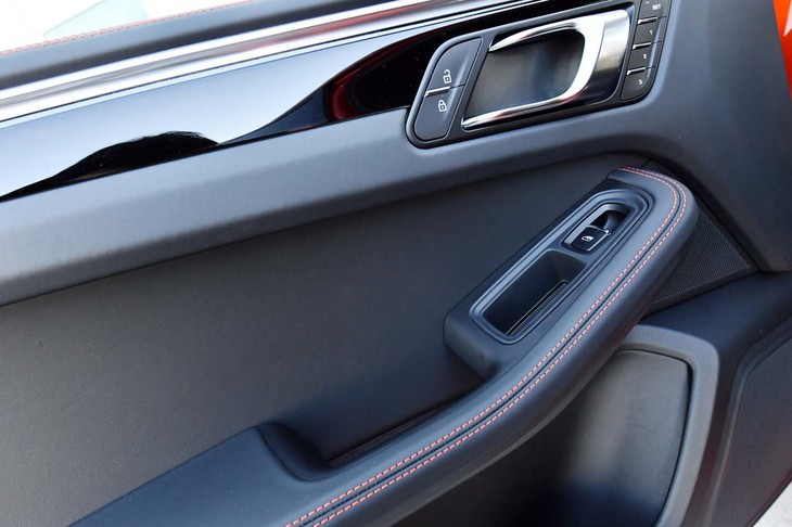 ドアのインナーパネルもオレンジのステッチでドレスアップされている。