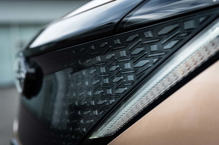 日産アリア（組子パターンを採用したフロントパネル）