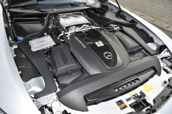 557psと680Nmを生み出すM178型・4リッターV8ツインターボエンジン。エンジン本体は実際にはカバー（スリーポイントテッドスターが付いている部分）の下にはなく、スカットル方向にぐっと寄せて搭載されている。