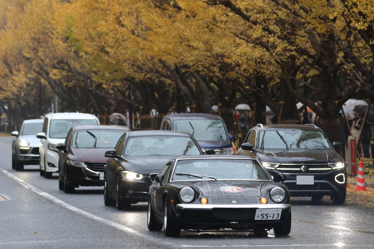 JPSカラーの「ロータス・ヨーロッパ」。周囲の現代車のスカットル周辺くらいまでしかない、カタログスペックで全高1090mmという車高の低さを再認識させられる光景。