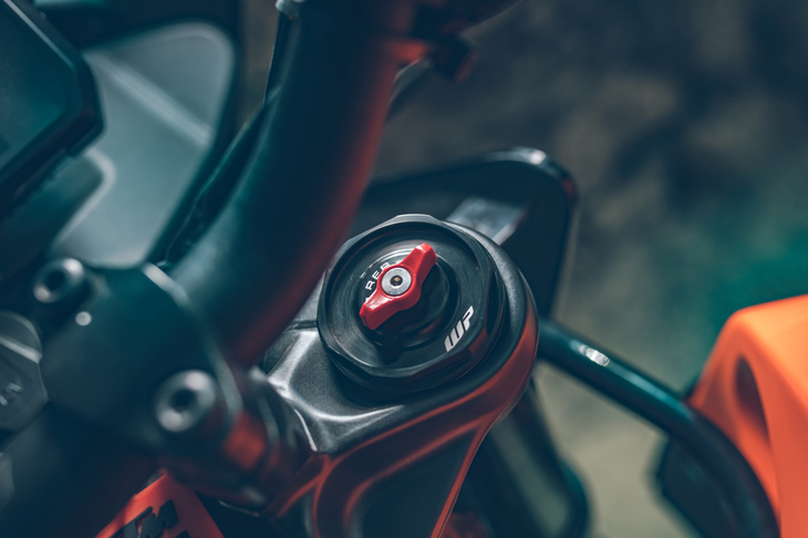 サスペンションは前後ともにKTM傘下のWP製。前はφ43mmの倒立フォークで、コンプレッション側とリバウンド側の両方の減衰を調整可能だ。