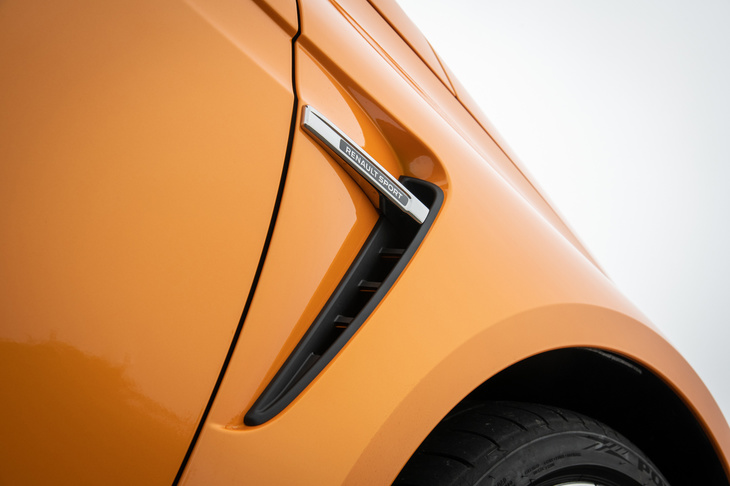 フロントフェンダーのエアアウトレットは、ホイールハウス内の空気ではなく、エンジンルーム内の熱を逃がすためのものだ。