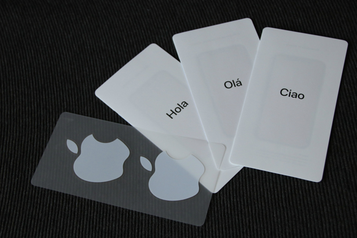 ボクがイタリアのApple Storeで買った「iPhone X」には、スペイン語とポルトガル語の説明書も添えられていた。それにしても、そろそろリンゴマークのステッカーは、イヤホンともども、添付をやめてもいいのでは？