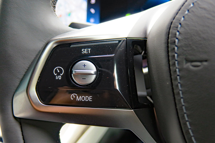 BMW i7 xDrive60eエクセレンス（ステアリングスイッチ）