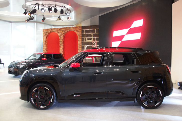 MINIジョンクーパーワークス エースマンE（サイドビュー）