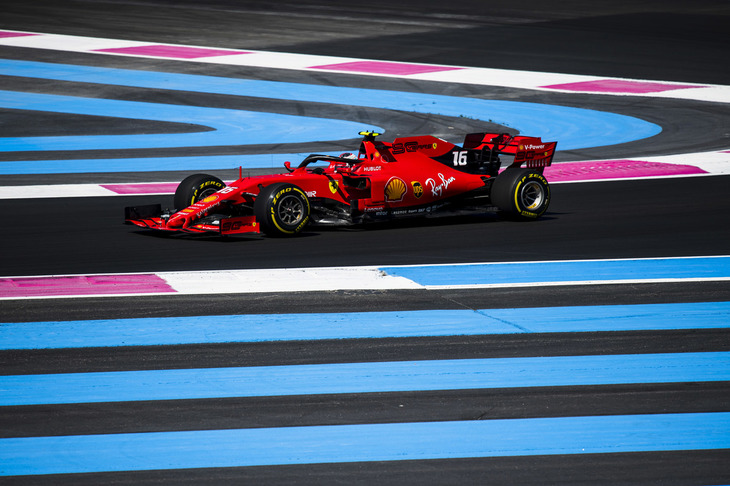 メルセデスの後塵（こうじん）を拝し続けて8レース目、フランスGPには新型フロントウイングなどのアップデートパーツを持ち込んだフェラーリだったが、パフォーマンス改善の兆しは見えず。シャルル・ルクレール（写真）は予選3位から今季3度目の3位表彰台。暑い天候に対してタイヤマネジメントを徹底的に行い、ゴール目前にスパートをかけ、2位ボッタスを0.9秒差まで追い詰めた。ポールリカールからさほど遠くないモナコ出身の21歳。勝利はまだないが、キャリア2年目とは思えない冷静さとクレバーさを見せている。（Photo=Ferrari）