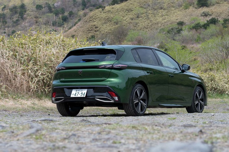 国内では2022年4月13日に発売された新型「プジョー308」。試乗車は1.5リッターディーゼルモデルの上位グレード「GT BlueHDi」で、車両本体価格は396万9000円。