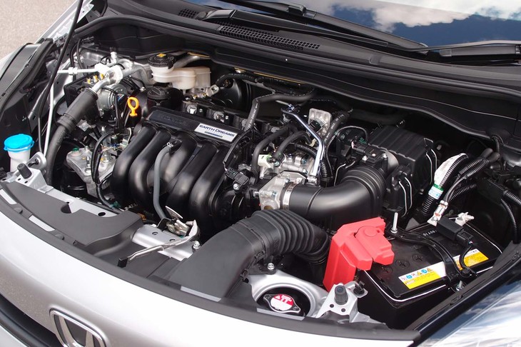 1.3リッターの自然吸気エンジン。ハイブリッド車用の1.5リッターユニットとともに、燃費に優れるアトキンソンサイクルが採用されている。