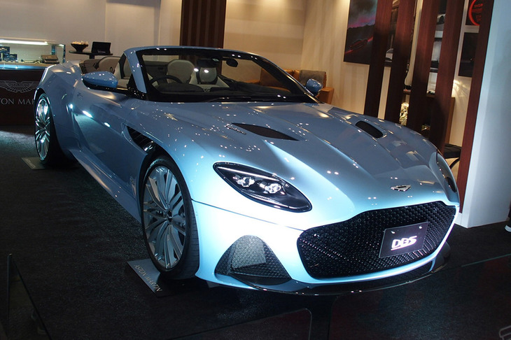 「DBX」とともに展示されたアストンマーティンのフラッグシップ「DBSスーパーレッジェーラ ヴォランテ」。