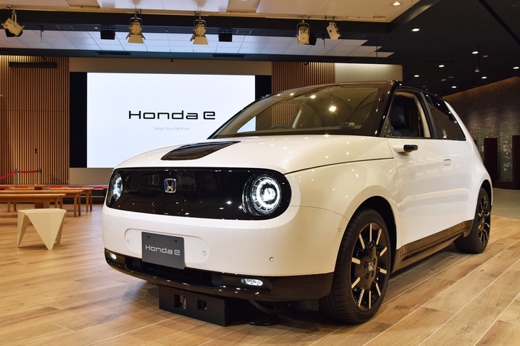 今日の日本でホンダが販売する唯一のEVである「ホンダe」。走行距離の短い都市型コミューターで、ダッシュボード全体をモニターとしたインターフェイスや高いコネクティビティ―機能など、新機軸を満載している。