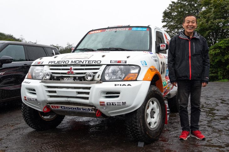 「三菱パジェロ 2002ダカールラリー優勝車」と増岡 浩氏。