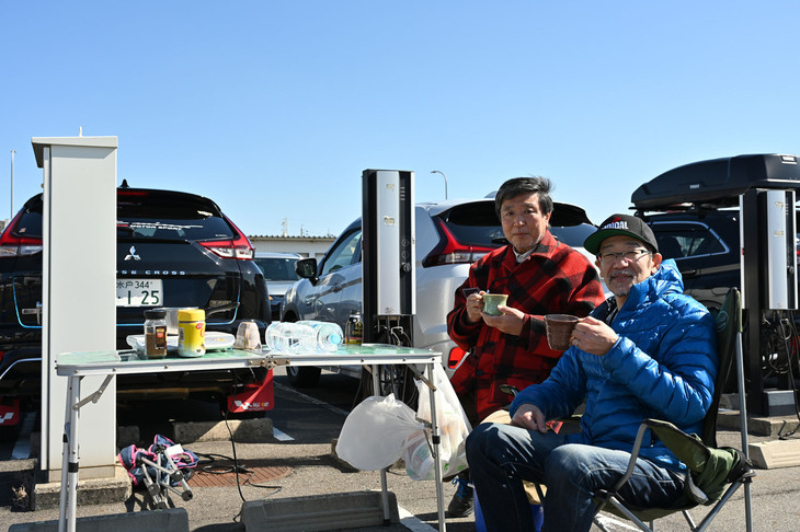 茨城県から参加の中村さん（青いダウンジャケット）と岐阜県から参加の今井さん（赤いチェックのジャケット）は、ピクニックテーブルでコーヒーをふるまっていた。