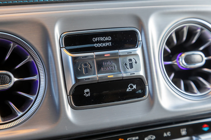 「G-TURN」と「G-STEERING」、そしてローレンジのスイッチはダッシュボードの中央に備わっている。