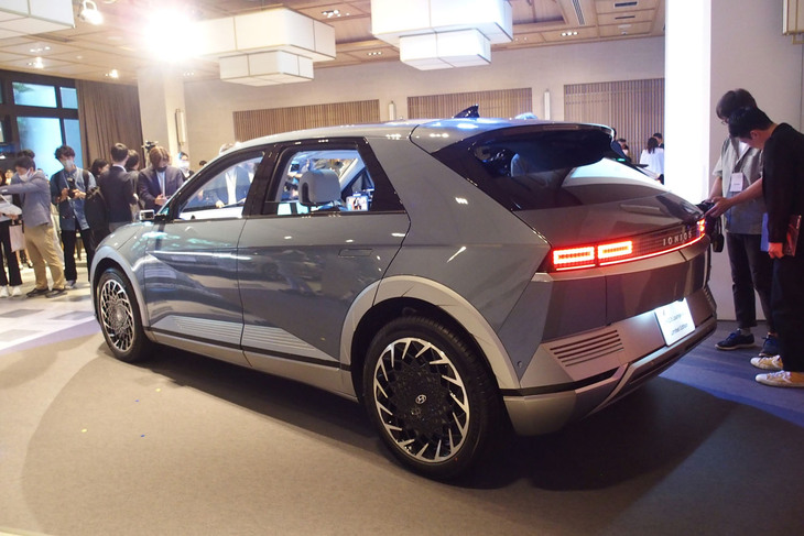 「アイオニック5ラウンジAWDリミテッドエディション」の外装色は、「ルーシッドブルーパール」（写真）と「アトラスホワイトマット」の2種類が設定される。