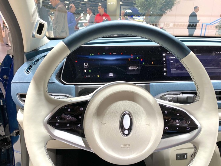 そのオーラは、顔認識用カメラを運転席側Aピラーに内蔵している。目下、複数ドライバーのシートポジションをはじめ快適装備のメモリー用にとどまる。だが、将来はイグニッション（モーターのスイッチオン／オフ）代わりにも応用可能だろう。