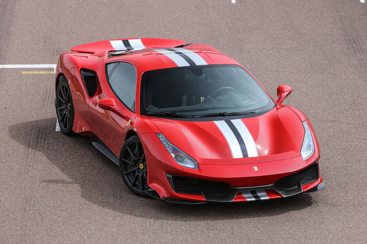 フェラーリがサーキットで培った技術を注ぎ込んだというスペシャルモデル「488ピスタ」。2018年3月のジュネーブモーターショーでデビューした。