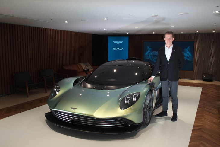 「アストンマーティン・ヴァルハラ」とリージョナルプレジデントのグレッグ・アダムス氏。