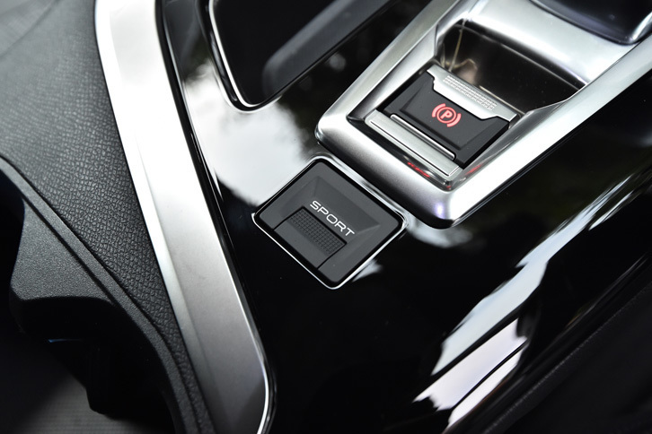 「アリュール」系のグレードには、路面状況に応じて適切な制御を選択できる「アドバンスドグリップコントロール」が装備されず、走行モードについてはスポーツモードのオン／オフのみが選択可能となっている。