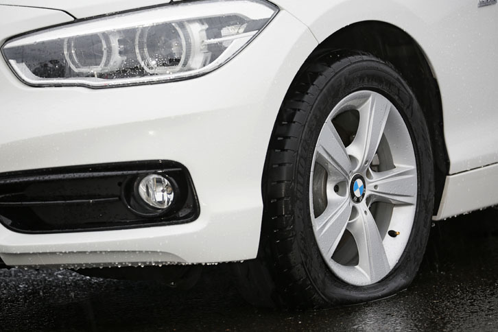 こちらは空気を抜いた非ランフラットタイヤ。上のランフラットタイヤとは違い、ペッタンコになってしまった。