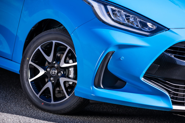 「ヤリスZ」の標準タイヤサイズは185/60R15だが、試乗車にはオプションの185/55R16タイヤと切削光輝＋ブラック塗装の16×6Jアルミホイールが装着されていた。